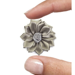 fiore mm. 35 con petali raso e rosellina centrale - col. Grigio